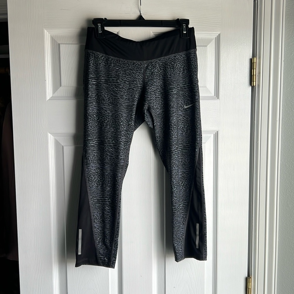 Nike Running Dri-Fit women’s leggings sz M Animal Print